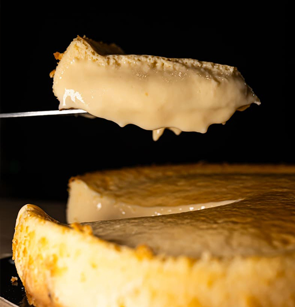 Tarta de queso cremosa. Deliciosas tartas de queso tradicionales en Madrid